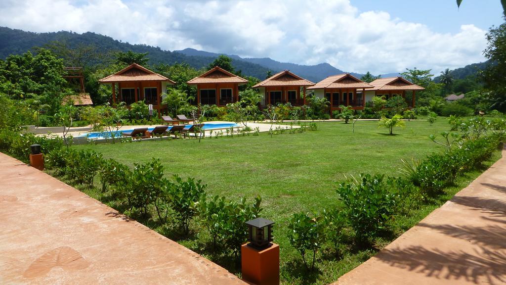 Khao Sok Jasmine Garden Resort - Sha Certified Khao Sok National Park Bagian luar foto
