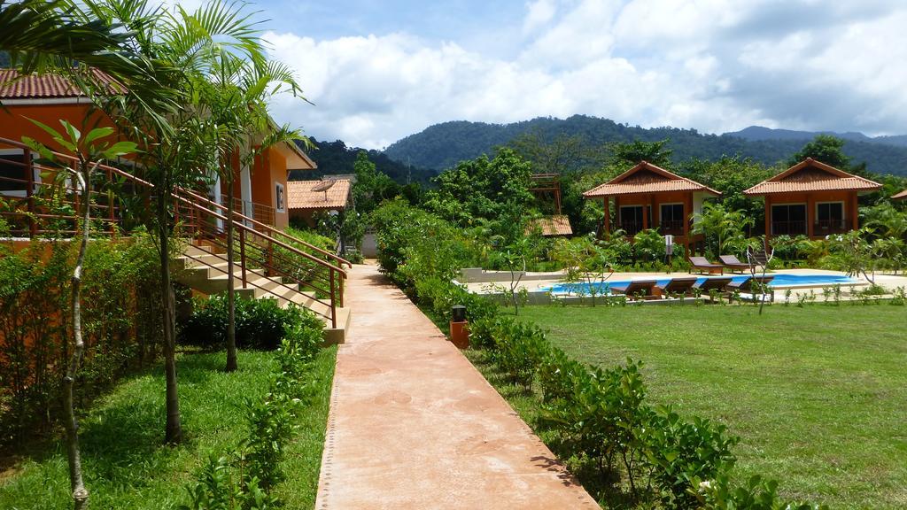 Khao Sok Jasmine Garden Resort - Sha Certified Khao Sok National Park Bagian luar foto