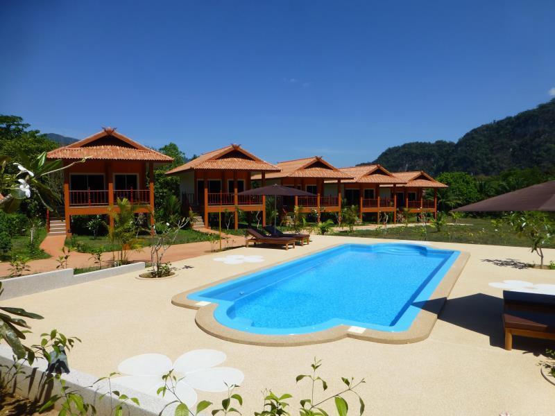 Khao Sok Jasmine Garden Resort - Sha Certified Khao Sok National Park Bagian luar foto