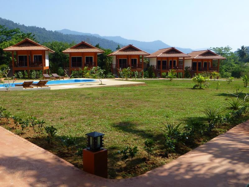 Khao Sok Jasmine Garden Resort - Sha Certified Khao Sok National Park Bagian luar foto